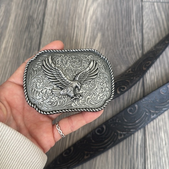 Fossil brown embossed leather belt with an Eagle buckle - Picture 3 of 7